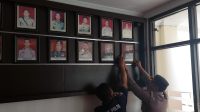 Pemasangan foto AKBP Alam Kusuma Irawan SH, SIK, MH sebagai kapolres Bitung ke 21 di lobby mapolres.