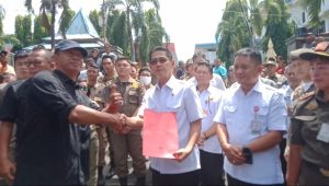 Wakil Wali Kota Bitung, Hengky Honandar S.E Menerima dokumen tuntutan Aliansi Nelayan Kota Bitung