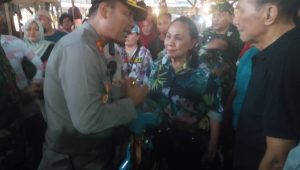 Kapolres bersama pedagang pasar girian