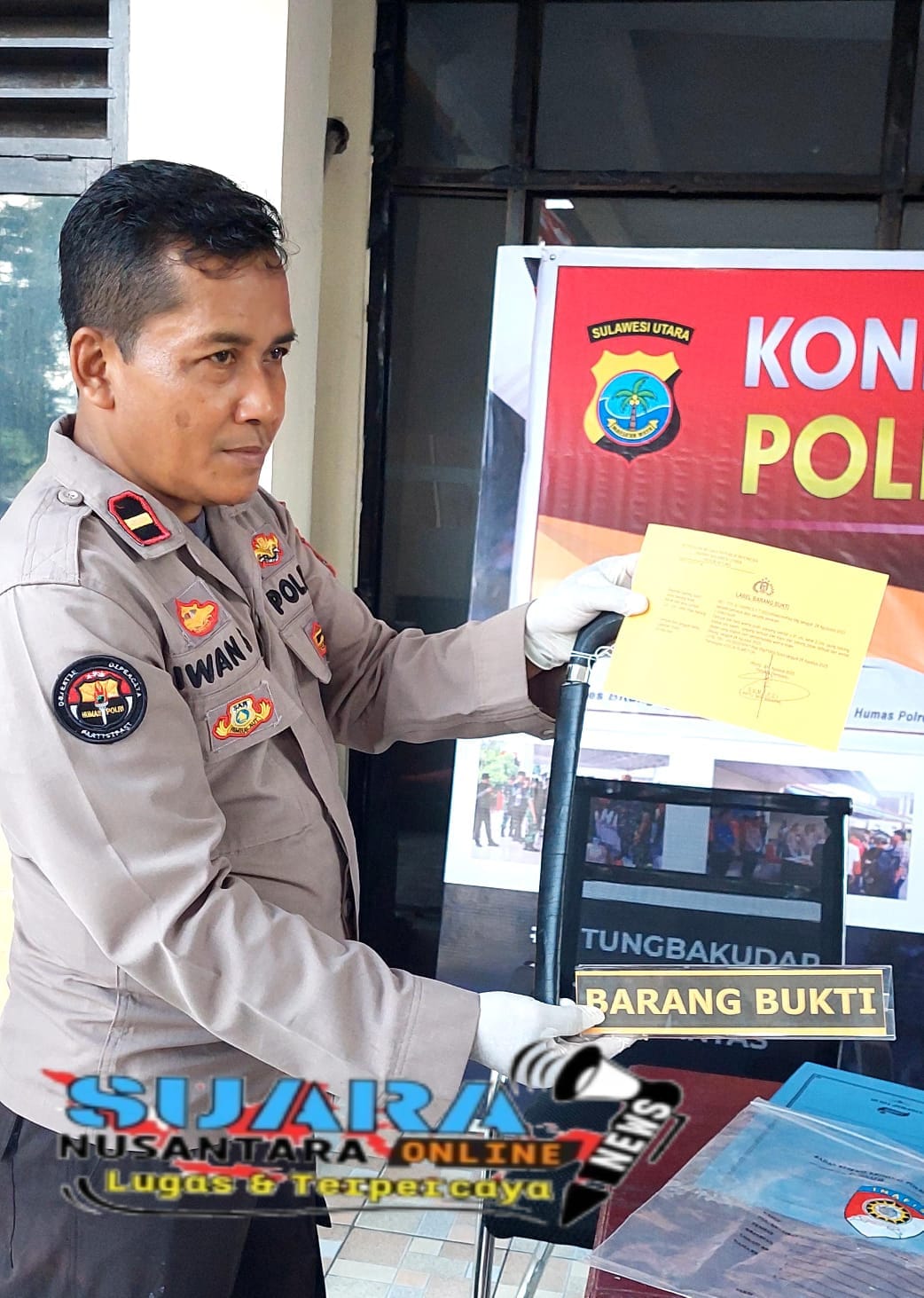 Kasih Humas Polres Bitung IPDA Iwan Setiyabudi Melihatkan Barang Bukti Sebilah Pisau Badik Ke Awak Media.