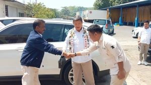 Randito Maringka Ketua Dewan Pimpinan Cabang (DPC) Partai Gerindra Kota Bitung, menyambut langsung kehadiran adik Prabowo Subianto tersebut di kediaman Joseph Maringka di Kelurahan Manembo