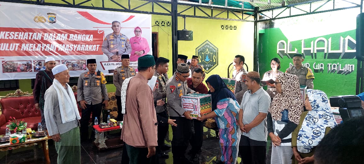 Kapolda Sulawesi Utara IRJEN POL. Drs. Setyo Budiyanto, S.H, M.H. Serahkan Bantuan sembako