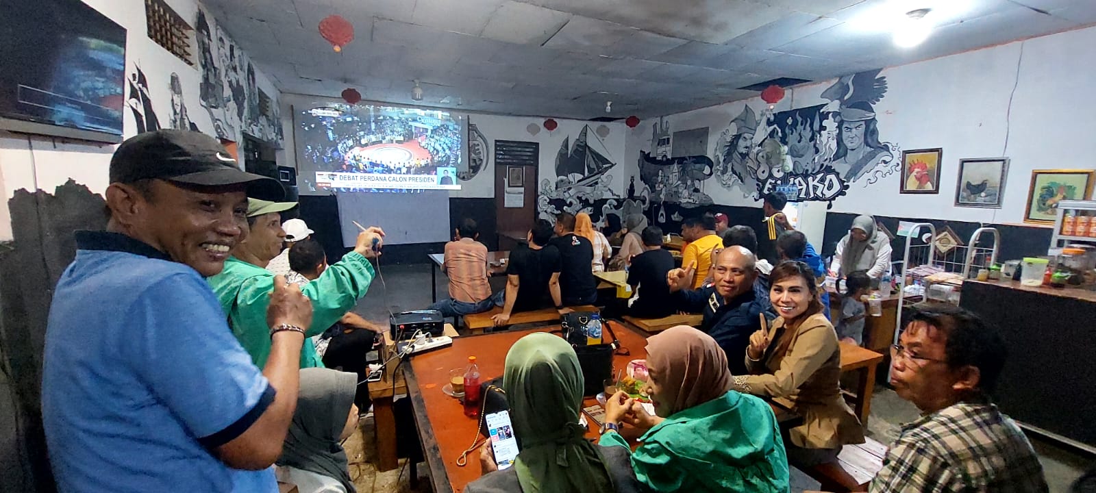 Para pendukung Anis di nobar debat perdana di warkop Ewako