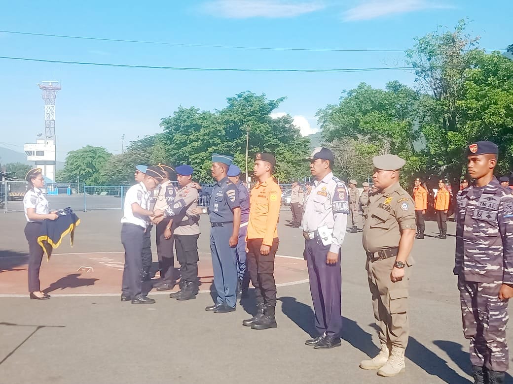 Pembina Apel menyematkan Badge Posko kepada perwakilan peserta apel.