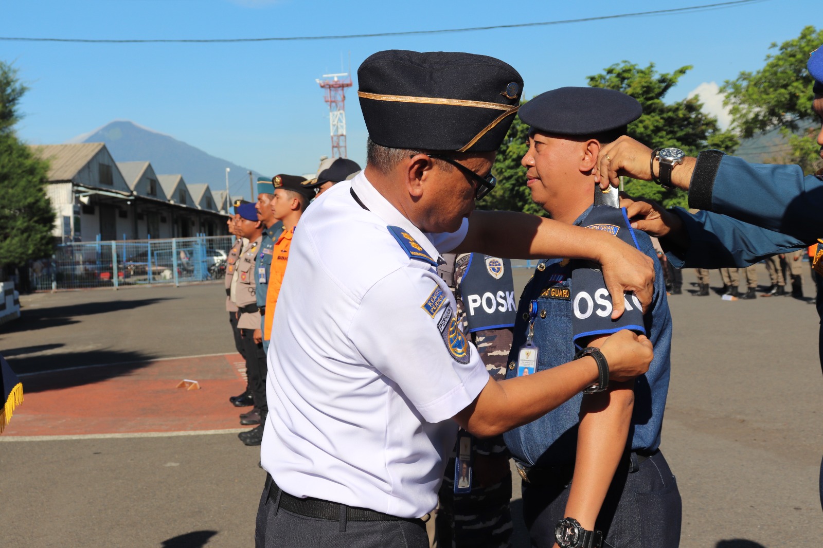 Pembina Apel menyematkan Badge Posko kepada perwakilan peserta apel, sebagai tanda petugas pengawasan Posko Terpadu di Pelabuhan Bitung.