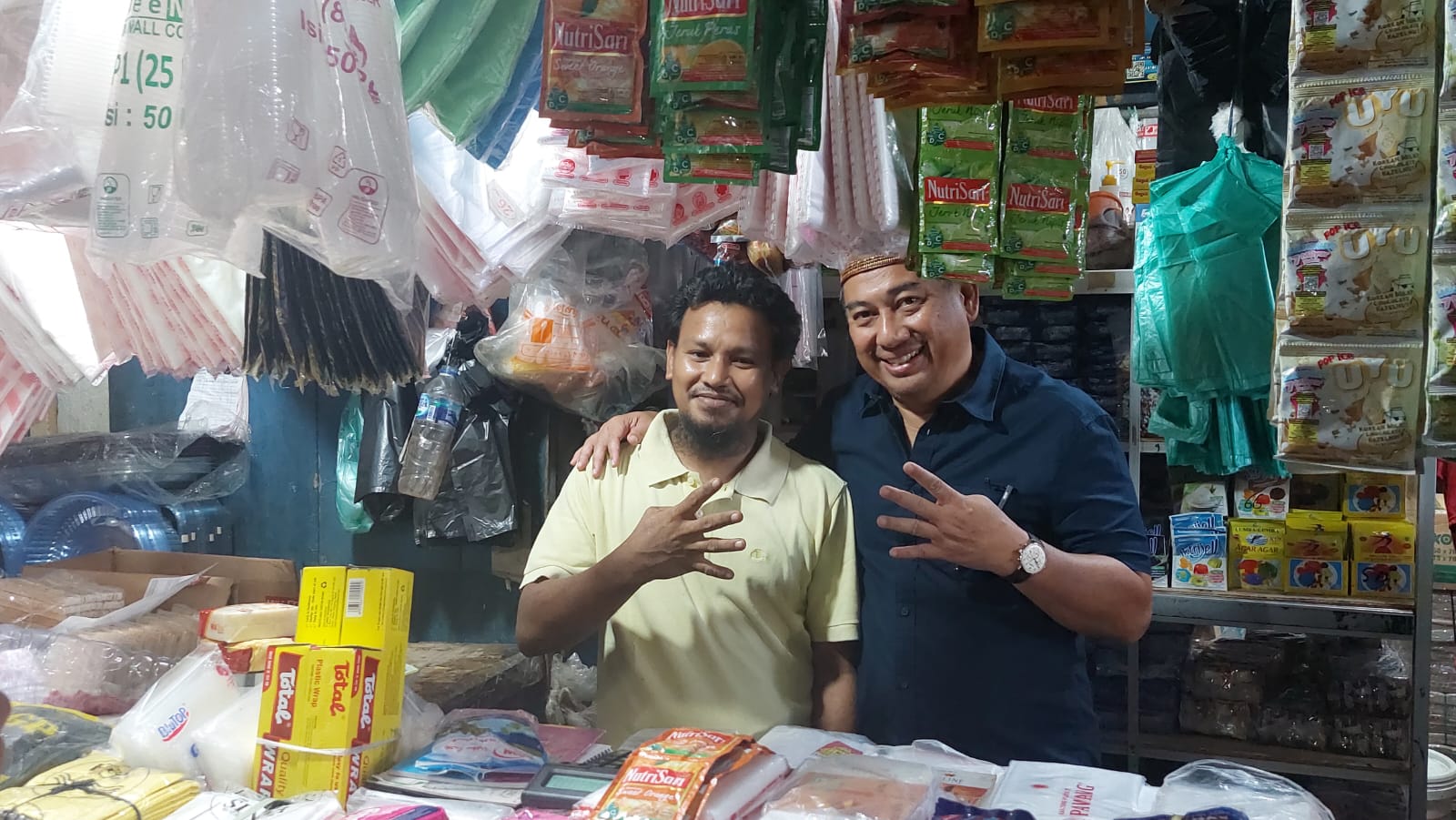 Hamim Pou Foto Bersaama pedagang Pasar