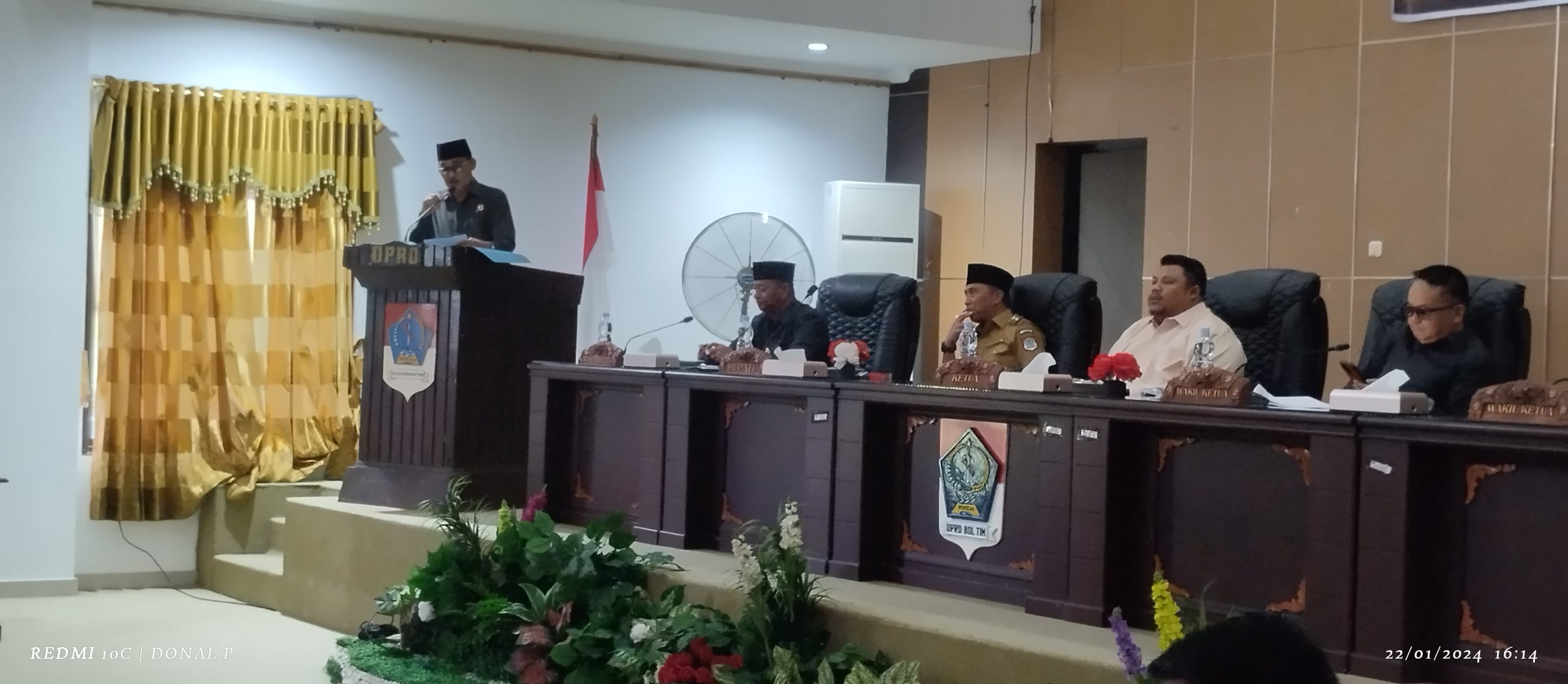 Anggota DPRD Boltim, Sunarto Kadengkang saat menyampaikan pendangan umum fraksi-fraksi di DPRD Boltim