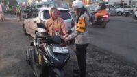 IMG-20251118-WA0036 Kasat Lantas Polres Bitung, AKP Dwi Dea Angraini, S.I.K., M.H Saat melakukan pemeriksaan terhadap kelengkapan kendaraan, mulai dari SIM, STNK hingga penggunaan helm.