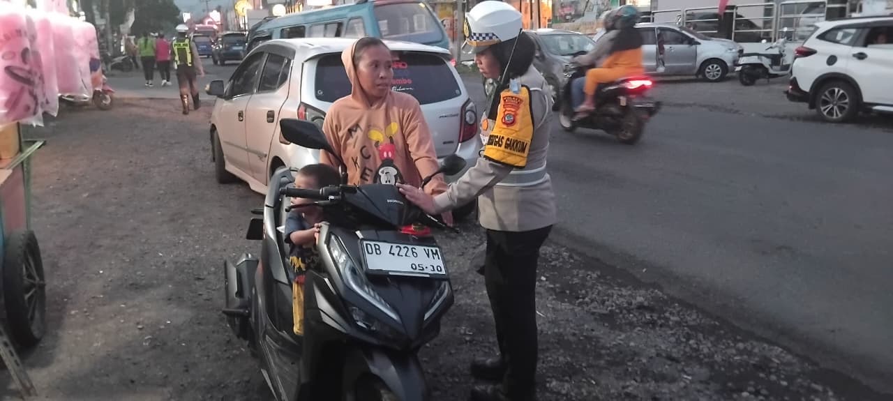 Kasat Lantas Polres Bitung, AKP Dwi Dea Angraini, S.I.K., M.H Saat melakukan pemeriksaan terhadap kelengkapan kendaraan, mulai dari SIM, STNK hingga penggunaan helm.